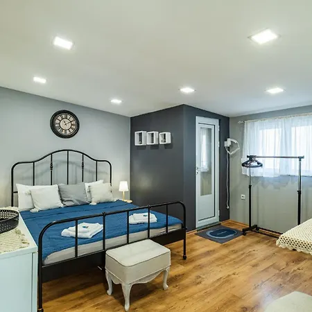 Cozy In Center
